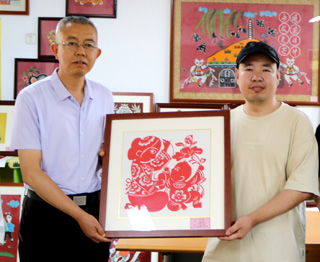 民盟延安市副主委曹华一行走进延安市特殊教育学校开展爱心捐助活动