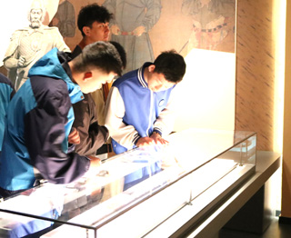 延安市特殊教育学校师生走进延安...